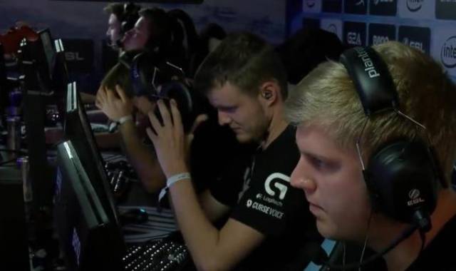 球迷们敬请 球迷们敬请